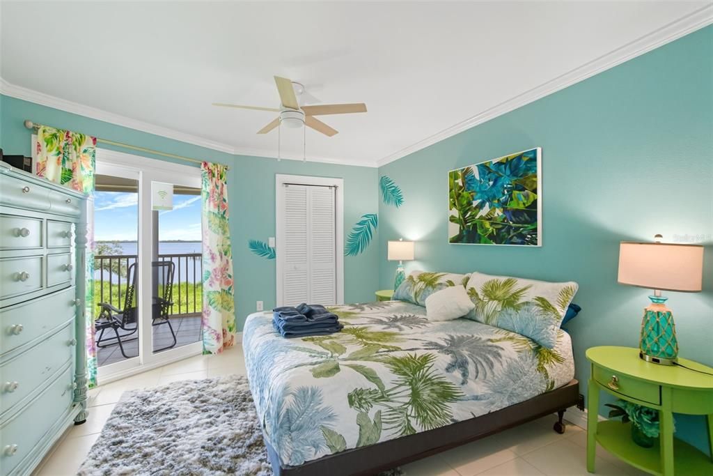 For Sale: $650,000 (2 beds, 2 baths, 1187 Square Feet)