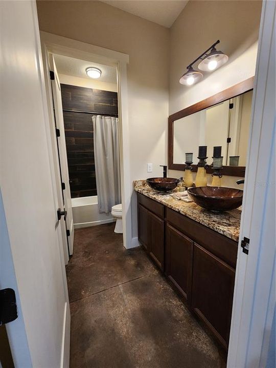 For Sale: $638,900 (5 beds, 2 baths, 2710 Square Feet)