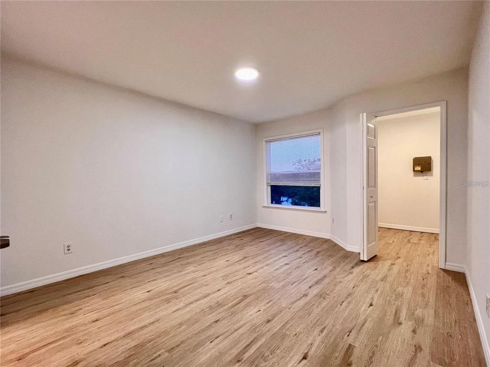 Active With Contract: $1,800 (2 beds, 2 baths, 1003 Square Feet)