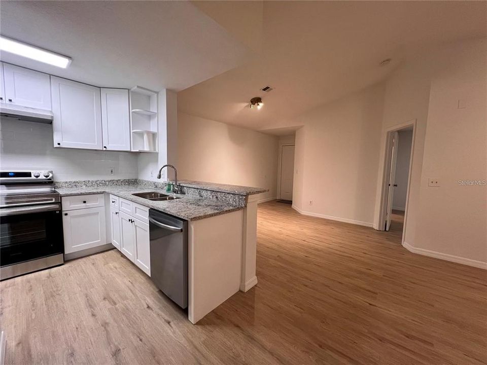 Active With Contract: $1,800 (2 beds, 2 baths, 1003 Square Feet)