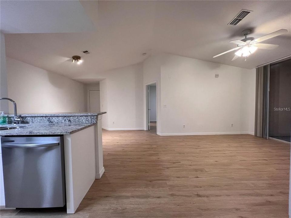 Active With Contract: $1,800 (2 beds, 2 baths, 1003 Square Feet)