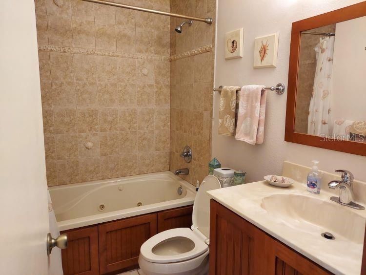 Под контрактом: $229,900 (2 спален, 2 ванн, 1184 Квадратных фут)