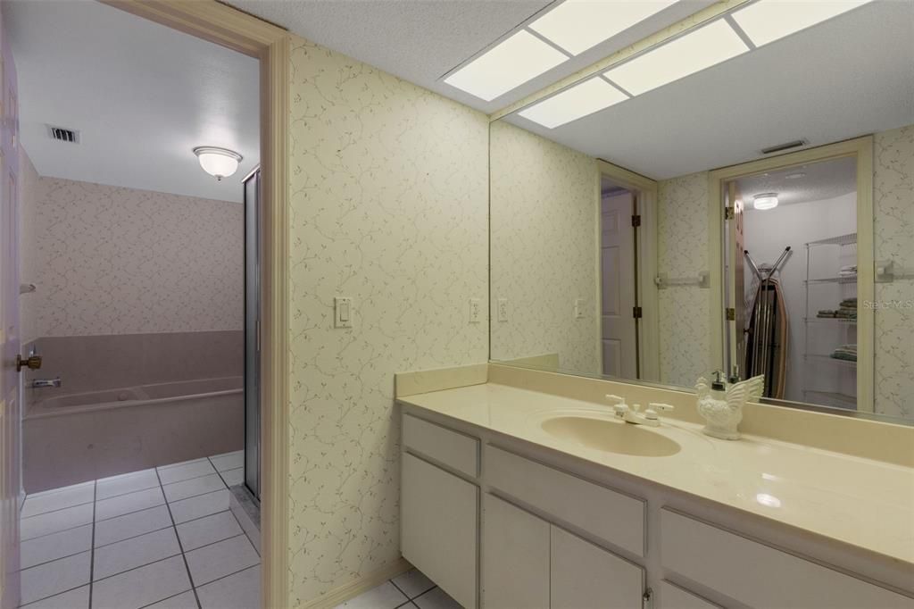 Activo con contrato: $415,000 (2 camas, 2 baños, 1438 Pies cuadrados)