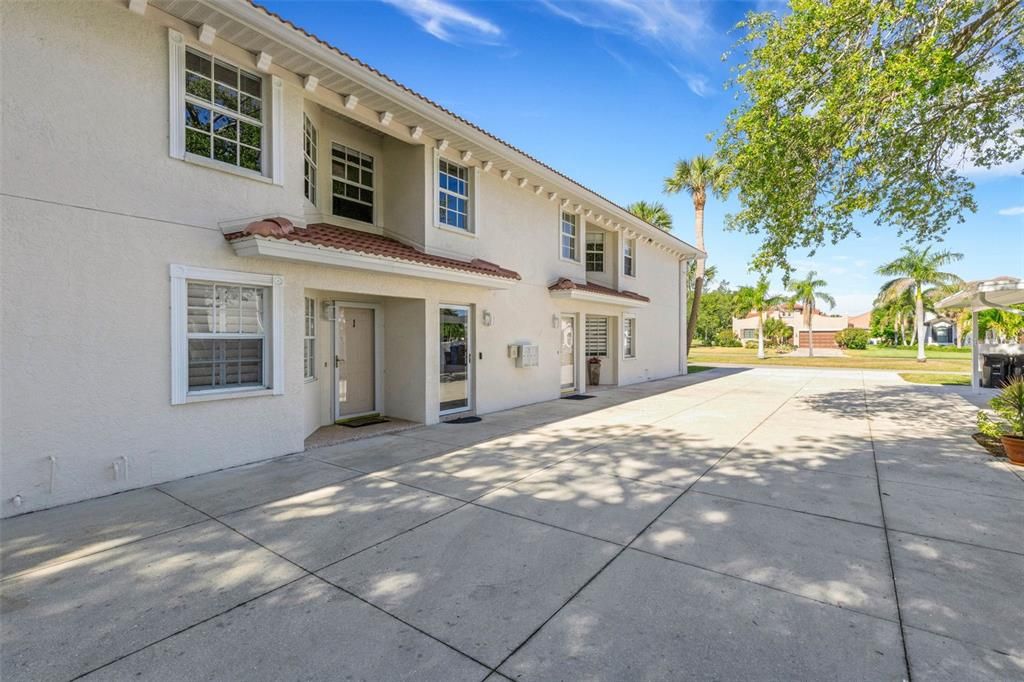 Activo con contrato: $415,000 (2 camas, 2 baños, 1438 Pies cuadrados)