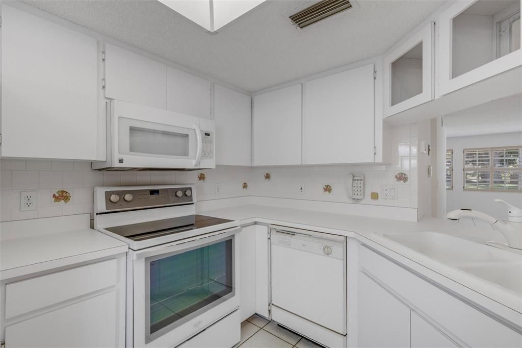 Activo con contrato: $415,000 (2 camas, 2 baños, 1438 Pies cuadrados)