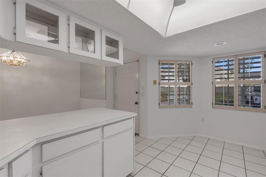 Activo con contrato: $415,000 (2 camas, 2 baños, 1438 Pies cuadrados)