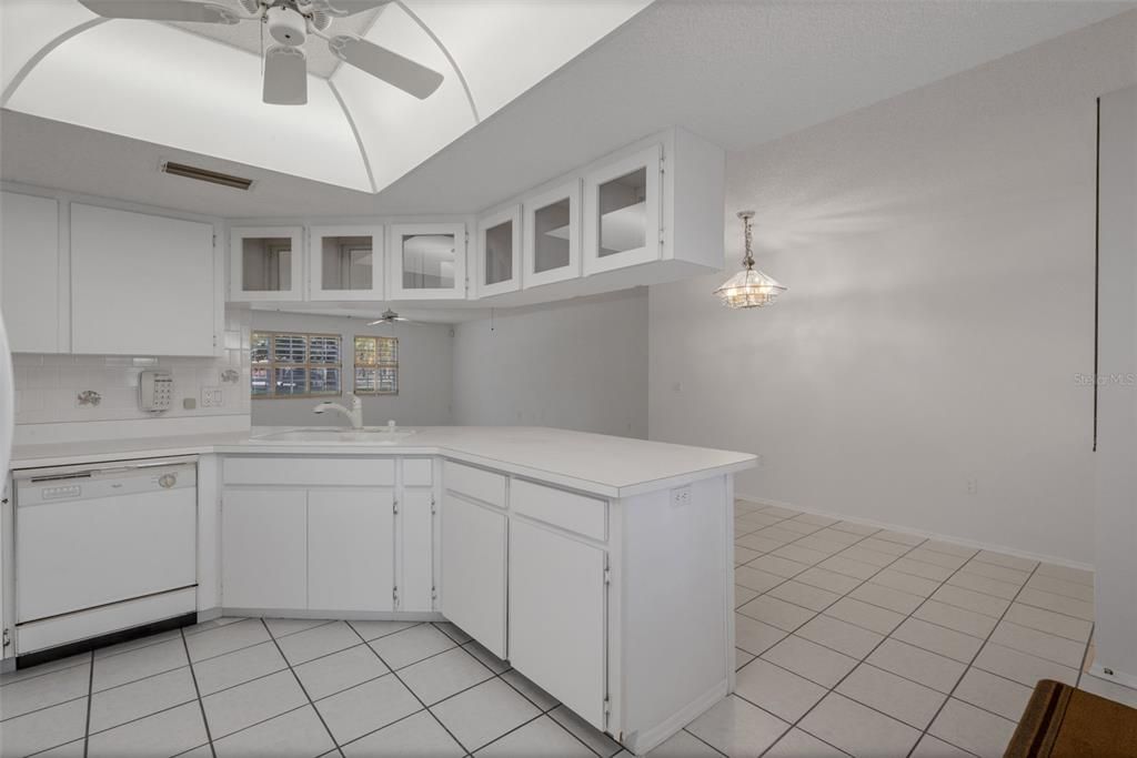Activo con contrato: $415,000 (2 camas, 2 baños, 1438 Pies cuadrados)