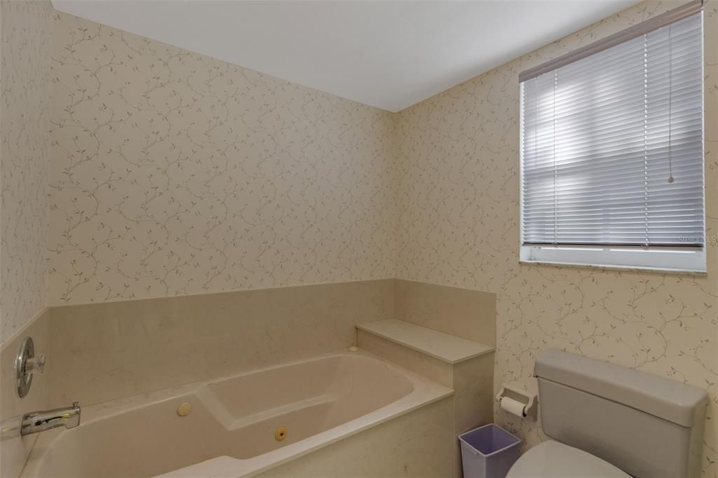 Activo con contrato: $415,000 (2 camas, 2 baños, 1438 Pies cuadrados)