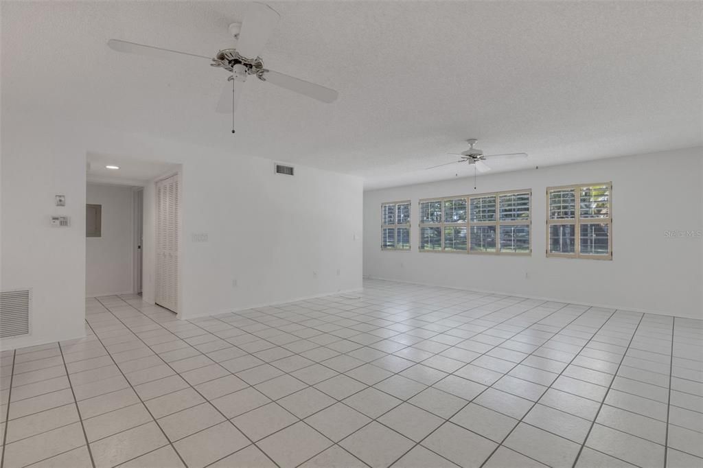 Activo con contrato: $415,000 (2 camas, 2 baños, 1438 Pies cuadrados)