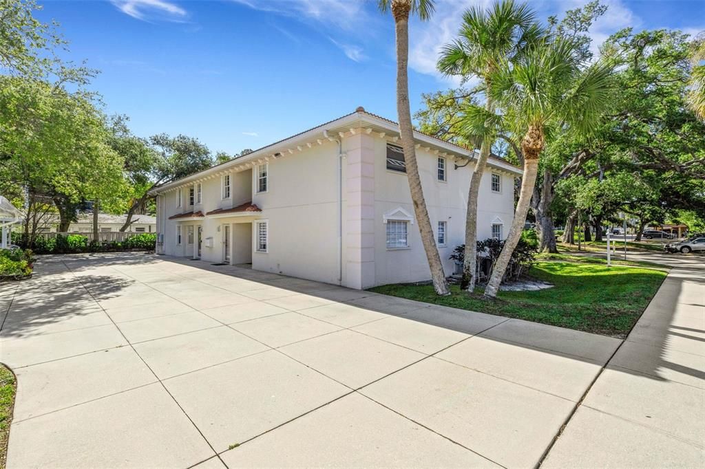 Activo con contrato: $415,000 (2 camas, 2 baños, 1438 Pies cuadrados)