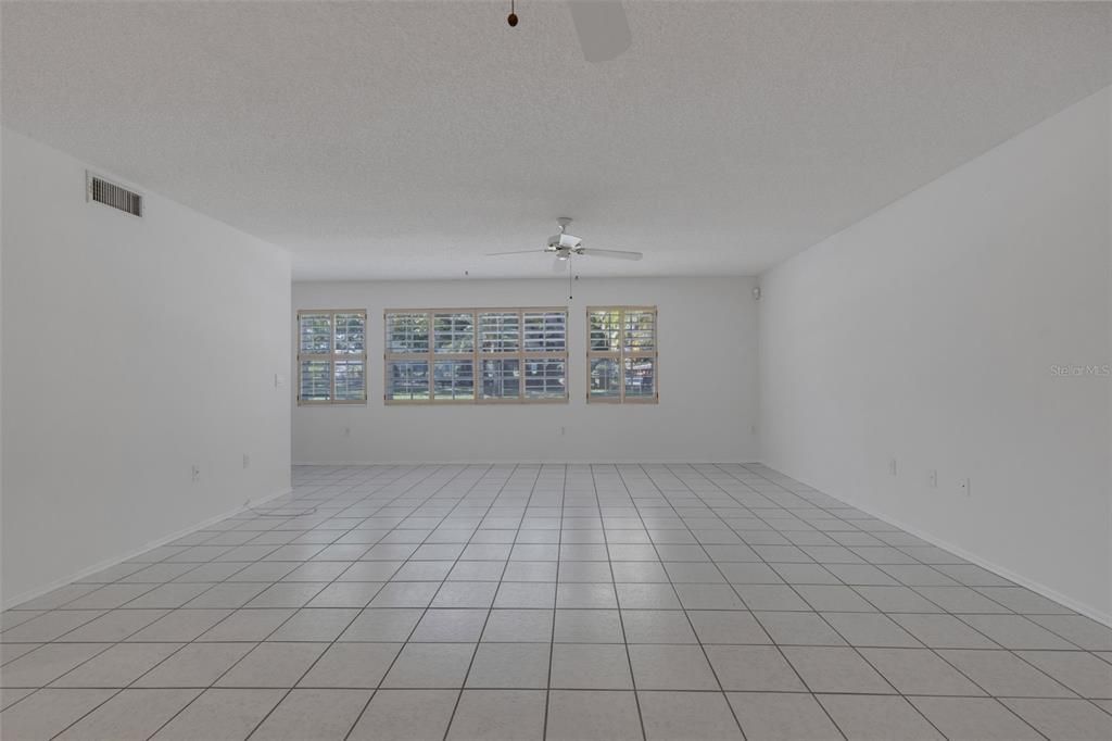 Activo con contrato: $415,000 (2 camas, 2 baños, 1438 Pies cuadrados)