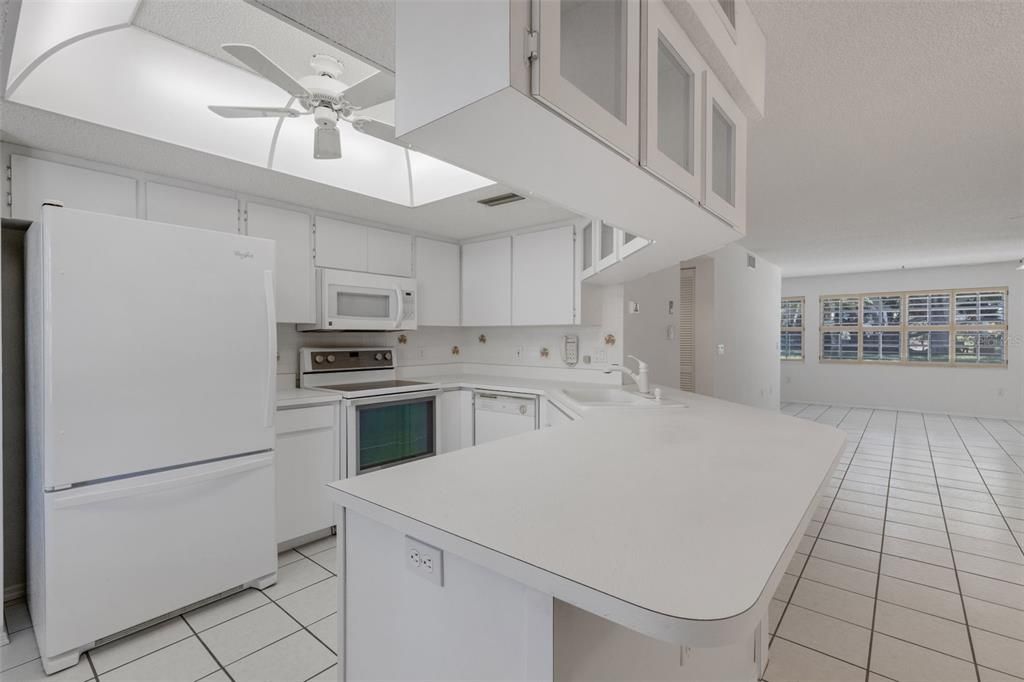 Activo con contrato: $415,000 (2 camas, 2 baños, 1438 Pies cuadrados)