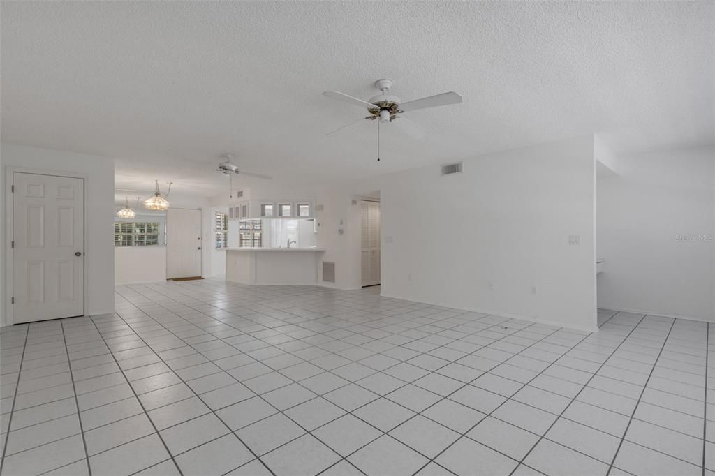 Activo con contrato: $415,000 (2 camas, 2 baños, 1438 Pies cuadrados)