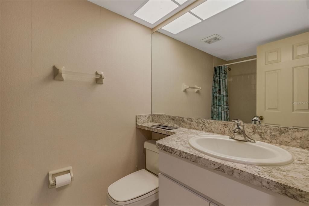 Activo con contrato: $415,000 (2 camas, 2 baños, 1438 Pies cuadrados)