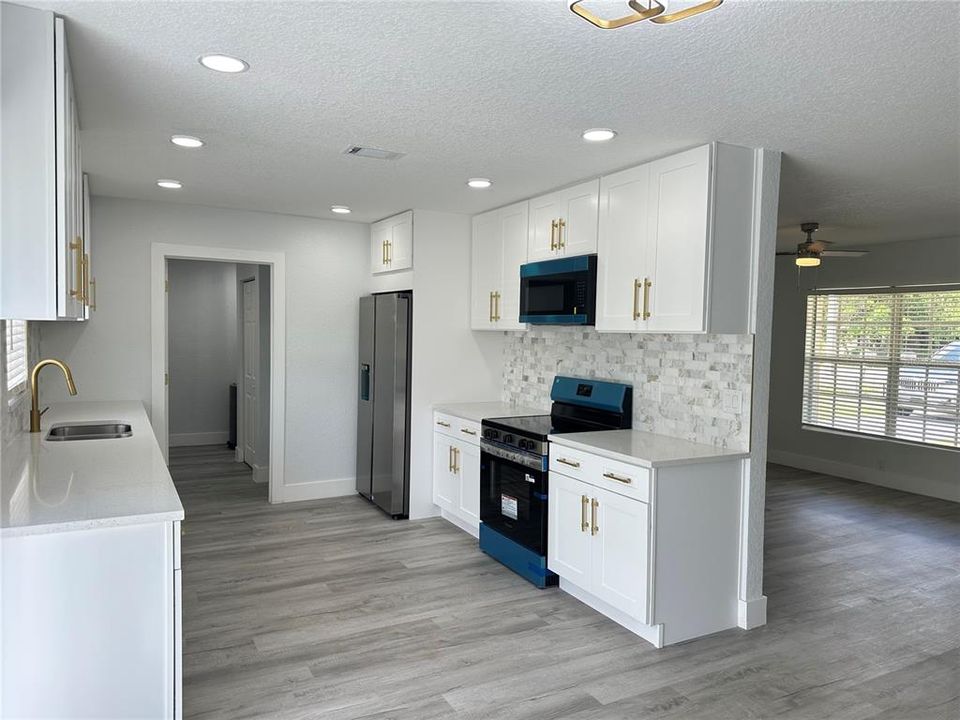For Sale: $369,900 (4 beds, 2 baths, 1400 Square Feet)