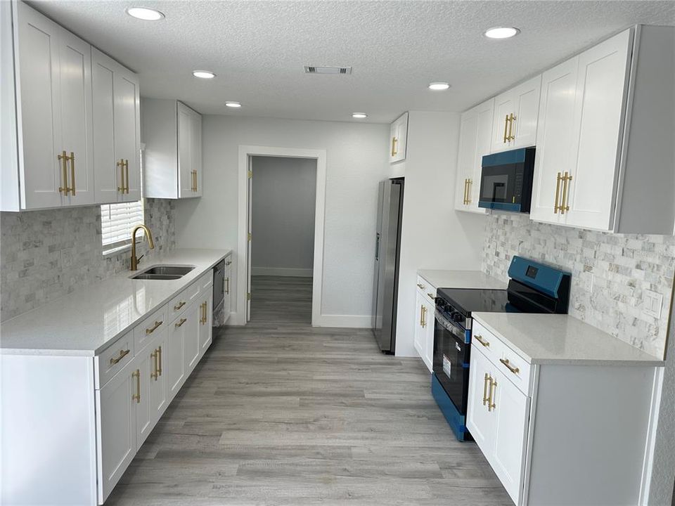 For Sale: $369,900 (4 beds, 2 baths, 1400 Square Feet)