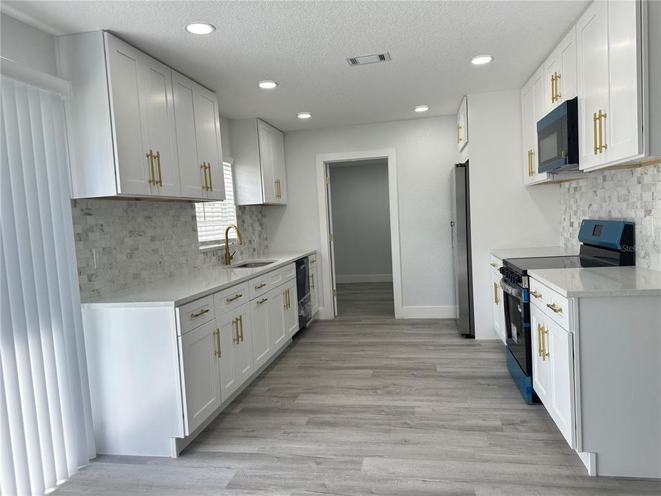 For Sale: $369,900 (4 beds, 2 baths, 1400 Square Feet)
