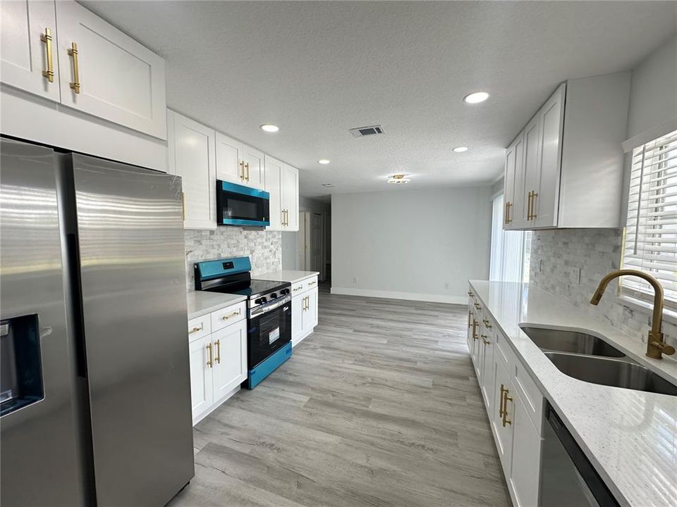 For Sale: $369,900 (4 beds, 2 baths, 1400 Square Feet)