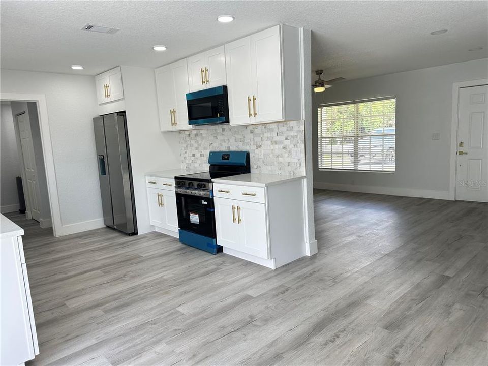 For Sale: $369,900 (4 beds, 2 baths, 1400 Square Feet)