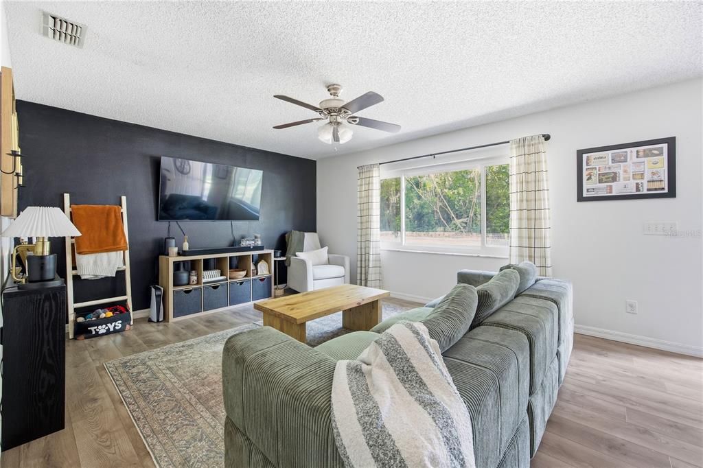 Active With Contract: $269,000 (3 beds, 2 baths, 1254 Square Feet)