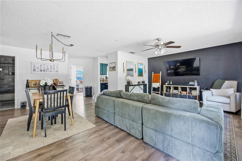 Active With Contract: $269,000 (3 beds, 2 baths, 1254 Square Feet)