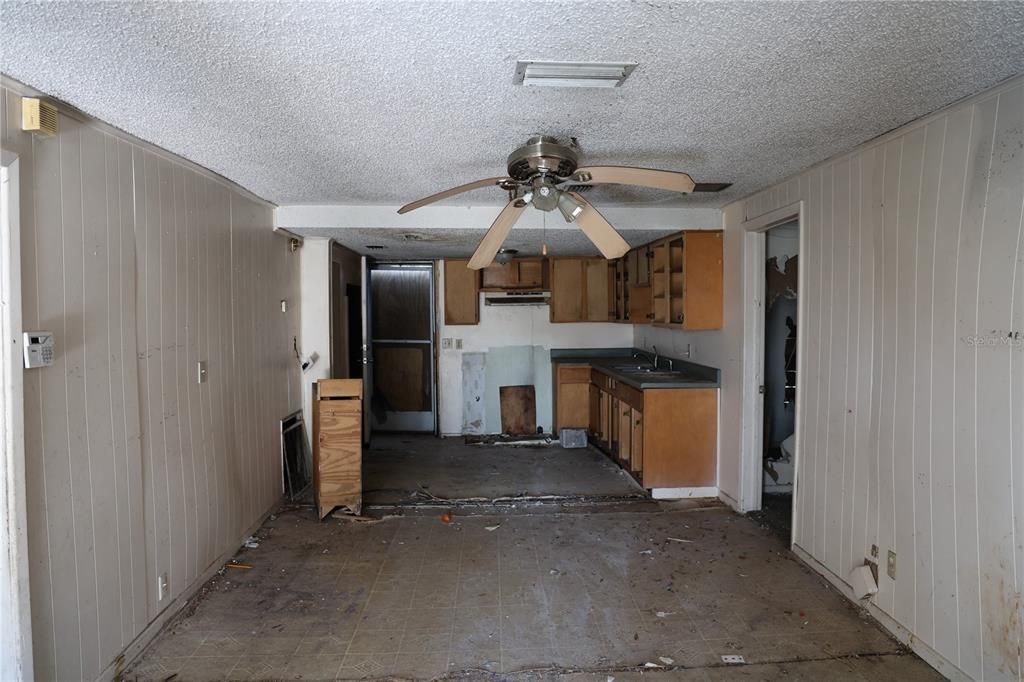 For Sale: $59,900 (2 beds, 1 baths, 1124 Square Feet)