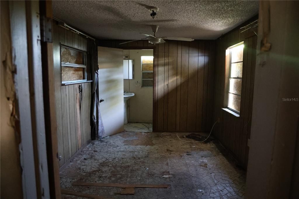 For Sale: $59,900 (2 beds, 1 baths, 1124 Square Feet)
