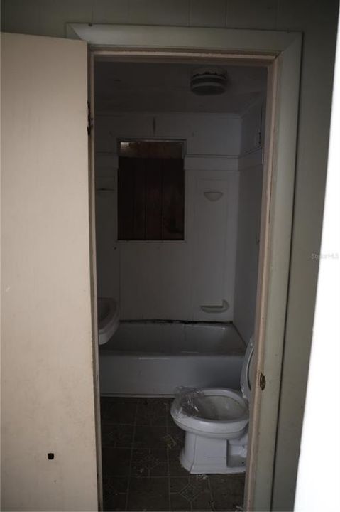 For Sale: $59,900 (2 beds, 1 baths, 1124 Square Feet)