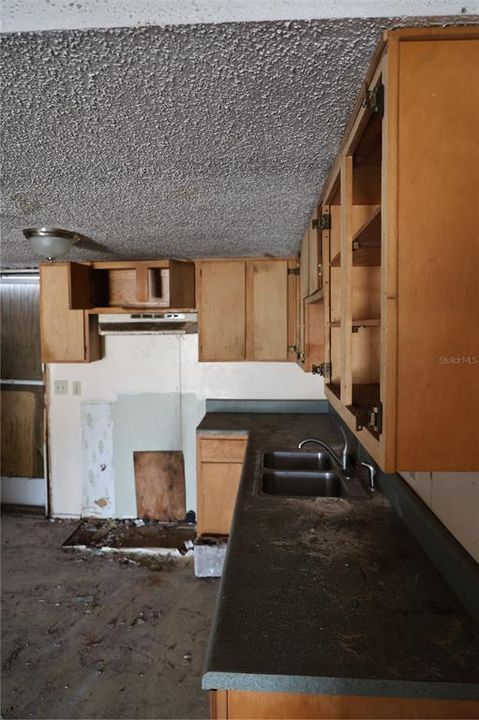 For Sale: $59,900 (2 beds, 1 baths, 1124 Square Feet)