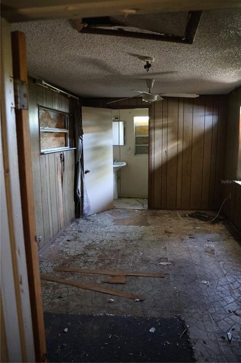 For Sale: $59,900 (2 beds, 1 baths, 1124 Square Feet)