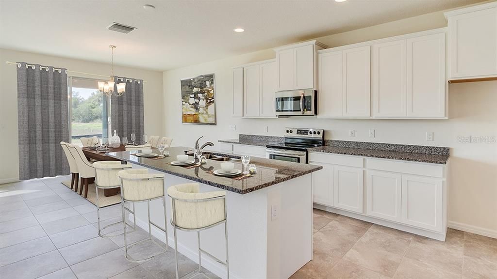 Activo con contrato: $475,000 (5 camas, 3 baños, 3561 Pies cuadrados)
