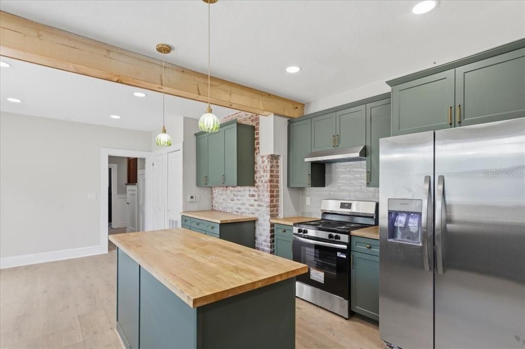 For Sale: $349,900 (4 beds, 3 baths, 2675 Square Feet)
