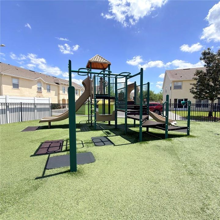 Под контрактом: $225,000 (4 спален, 3 ванн, 1880 Квадратных фут)