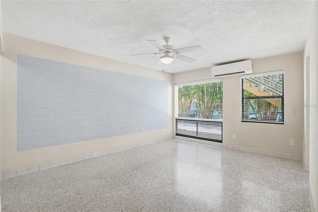 Active With Contract: $270,000 (1 beds, 1 baths, 530 Square Feet)