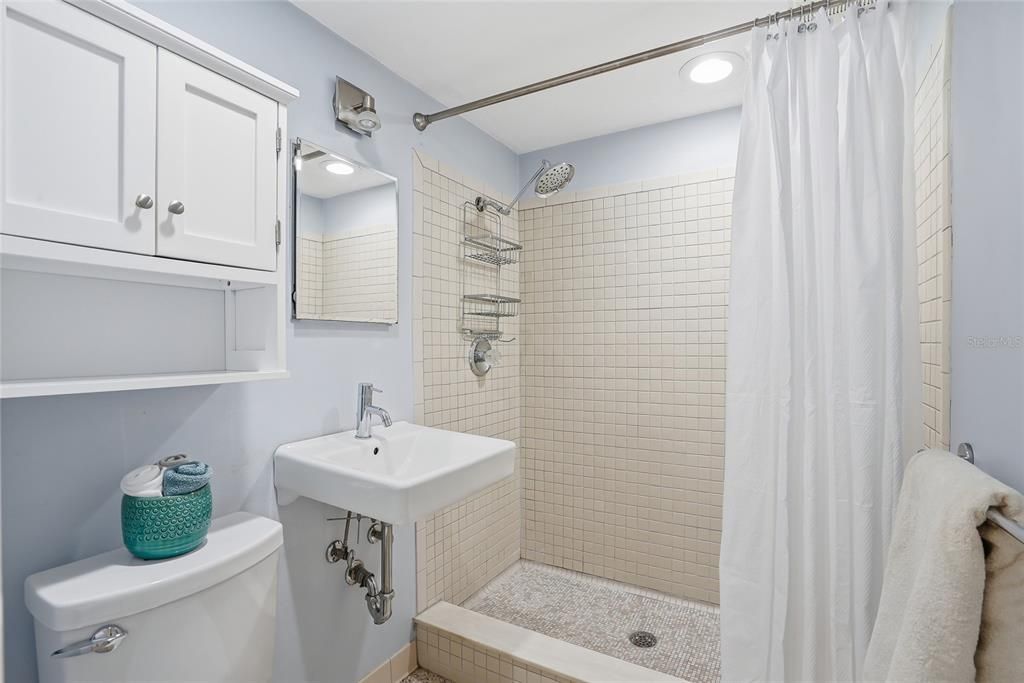 Active With Contract: $270,000 (1 beds, 1 baths, 530 Square Feet)