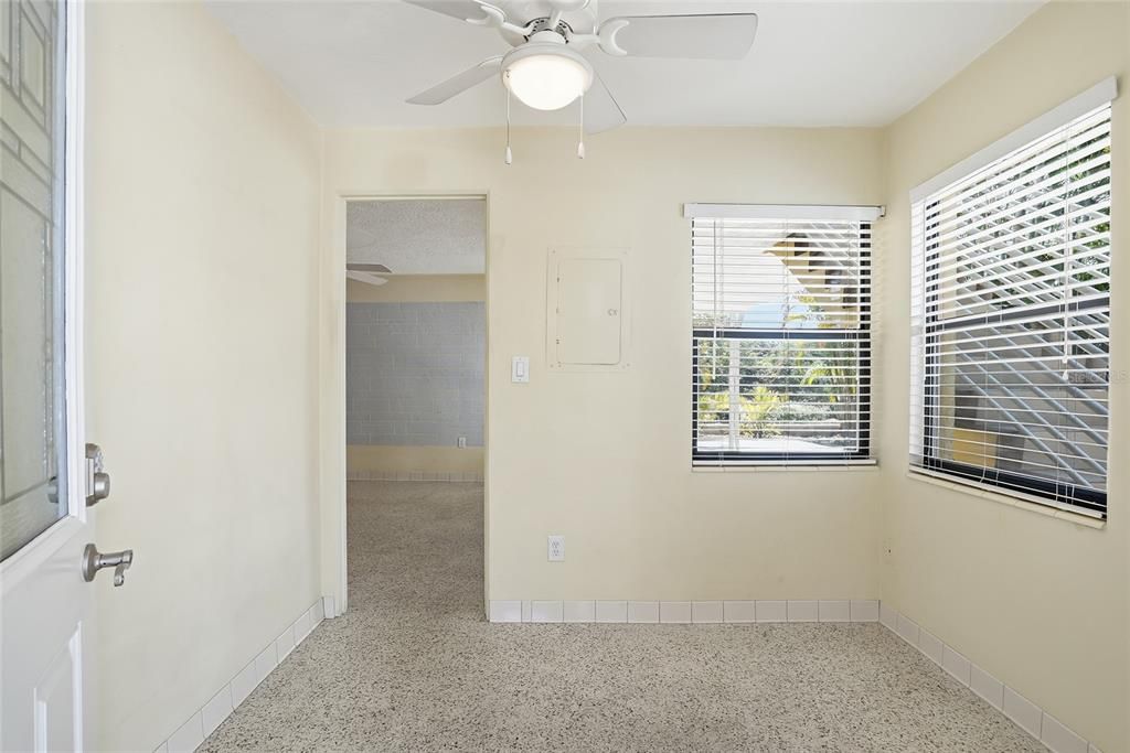 Active With Contract: $270,000 (1 beds, 1 baths, 530 Square Feet)