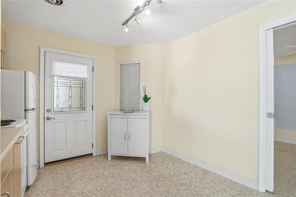 Active With Contract: $270,000 (1 beds, 1 baths, 530 Square Feet)