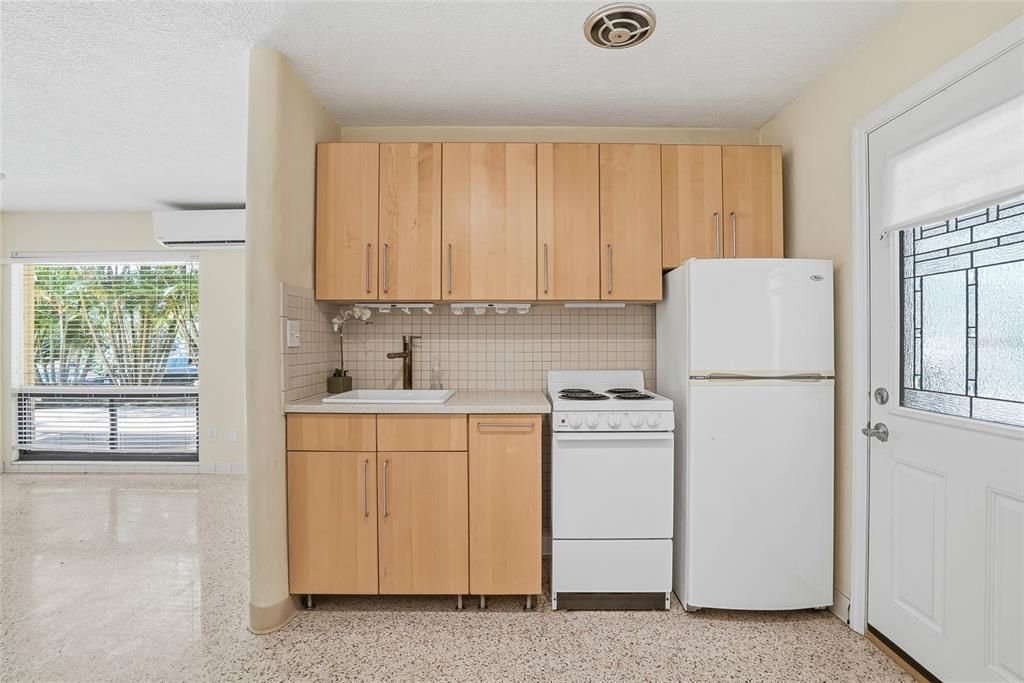 Active With Contract: $270,000 (1 beds, 1 baths, 530 Square Feet)