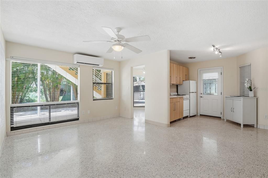Active With Contract: $270,000 (1 beds, 1 baths, 530 Square Feet)
