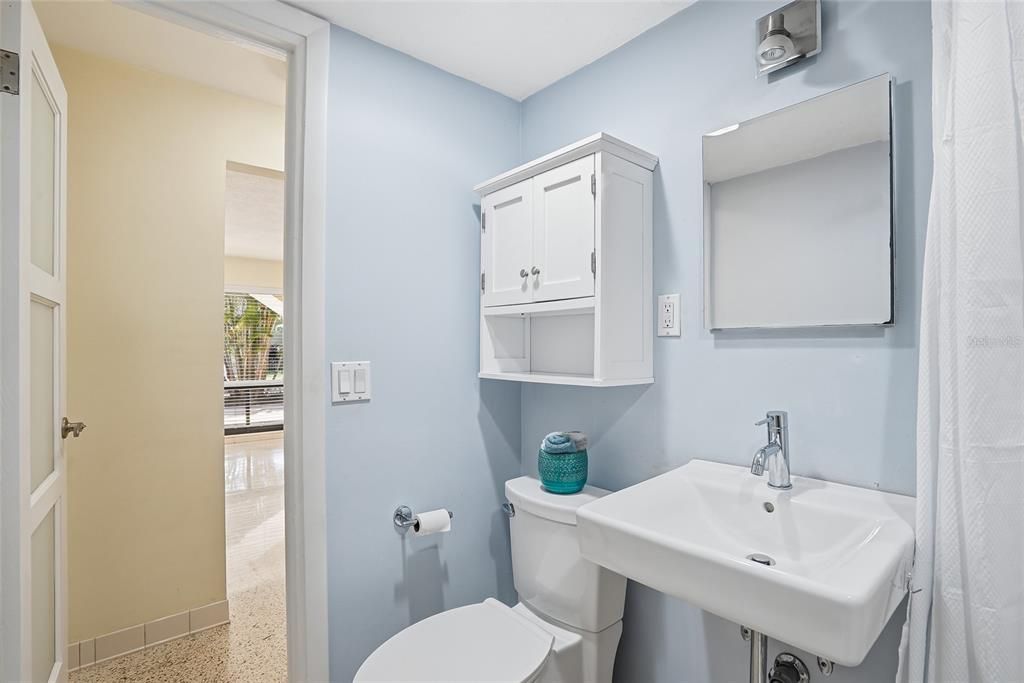 Active With Contract: $270,000 (1 beds, 1 baths, 530 Square Feet)