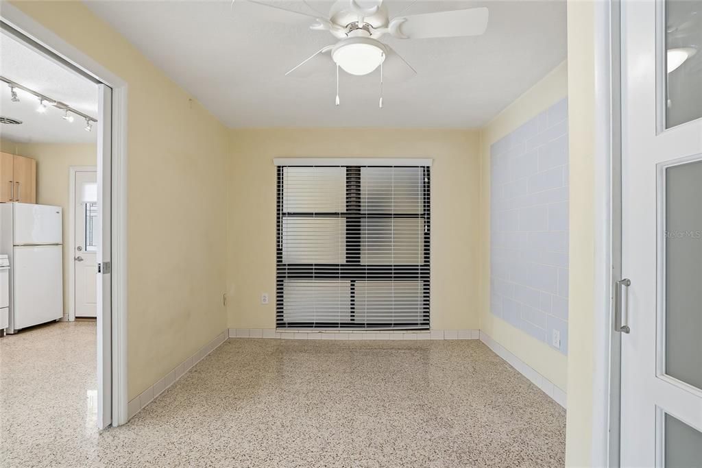 Active With Contract: $270,000 (1 beds, 1 baths, 530 Square Feet)