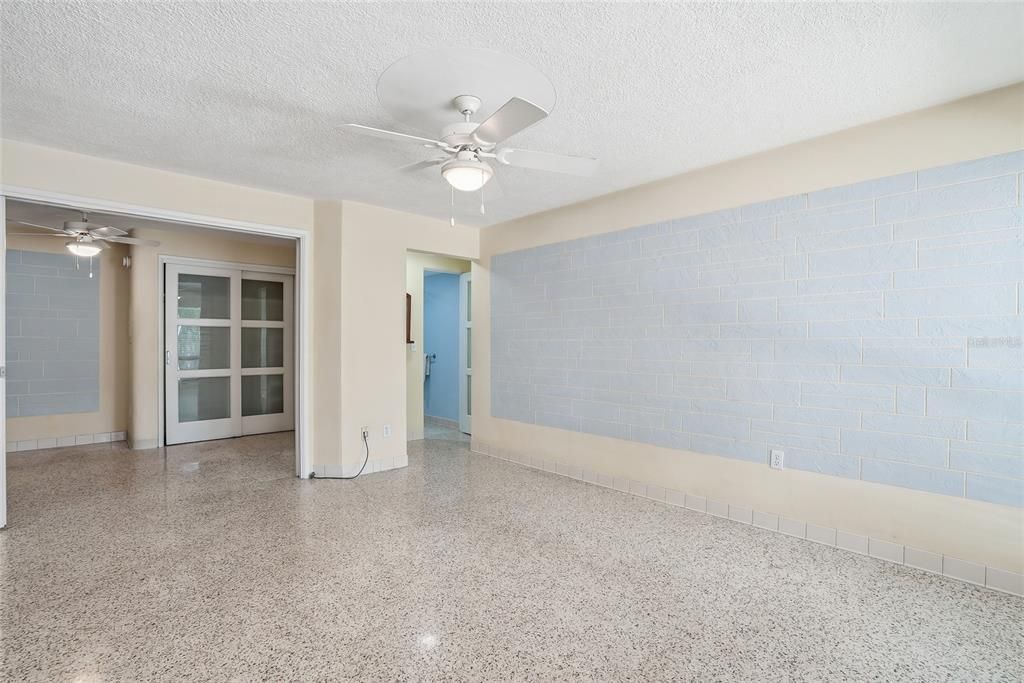 Active With Contract: $270,000 (1 beds, 1 baths, 530 Square Feet)