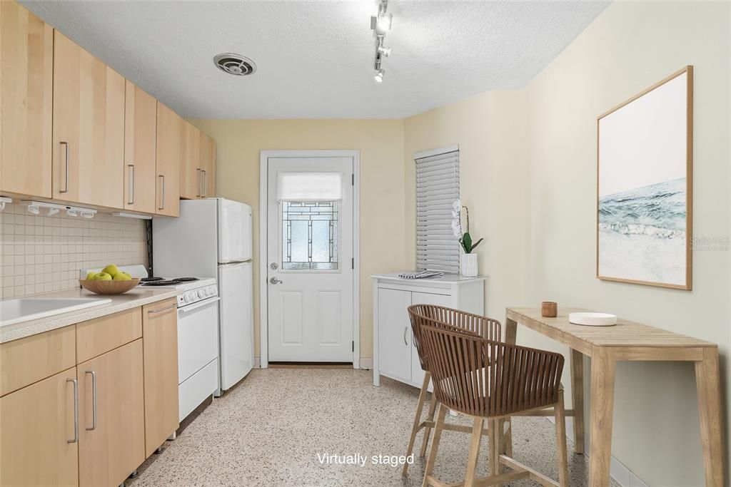 Active With Contract: $270,000 (1 beds, 1 baths, 530 Square Feet)