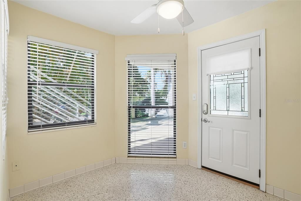 Active With Contract: $270,000 (1 beds, 1 baths, 530 Square Feet)