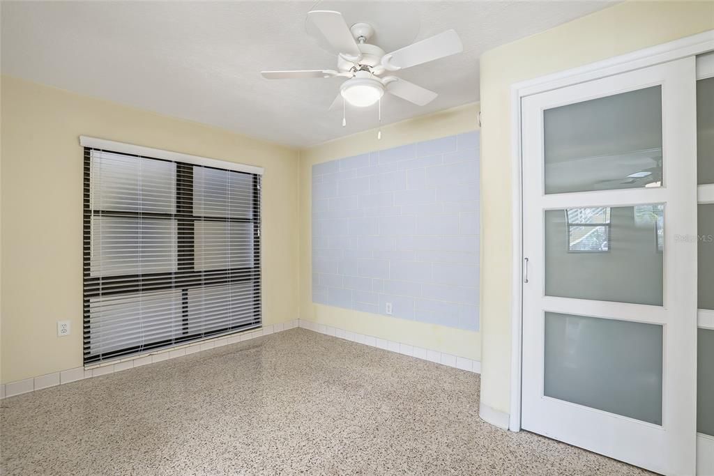 Active With Contract: $270,000 (1 beds, 1 baths, 530 Square Feet)