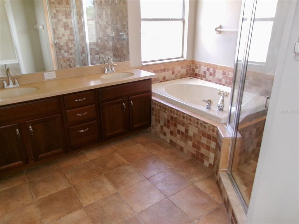 Activo con contrato: $495,000 (5 camas, 3 baños, 2624 Pies cuadrados)