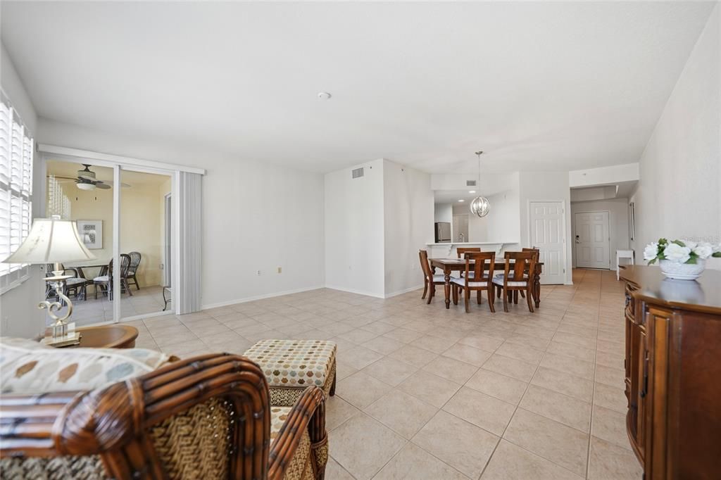 Activo con contrato: $198,000 (2 camas, 2 baños, 1351 Pies cuadrados)