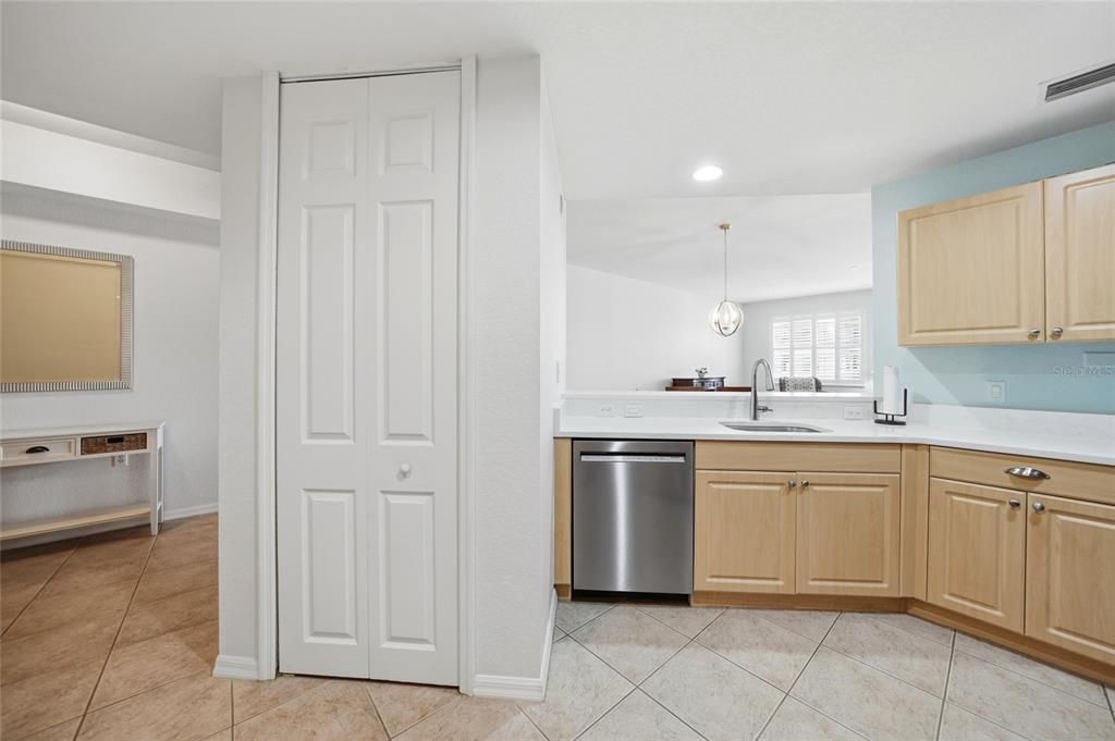 Activo con contrato: $198,000 (2 camas, 2 baños, 1351 Pies cuadrados)