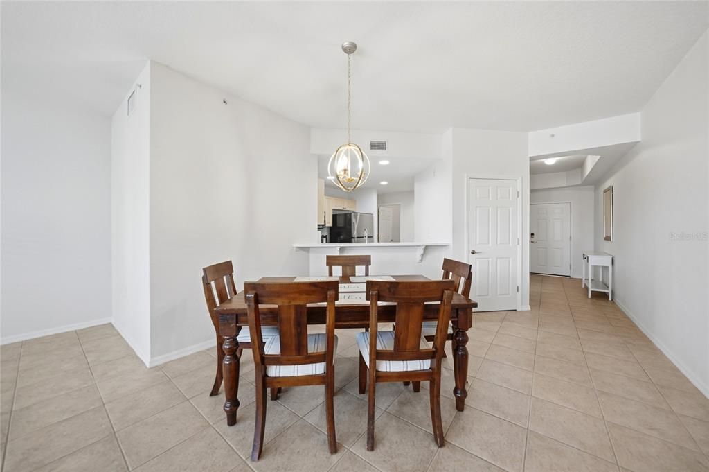 Activo con contrato: $198,000 (2 camas, 2 baños, 1351 Pies cuadrados)