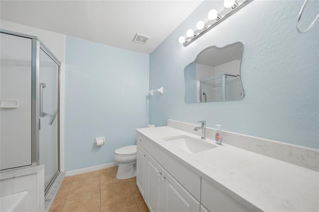 Activo con contrato: $198,000 (2 camas, 2 baños, 1351 Pies cuadrados)